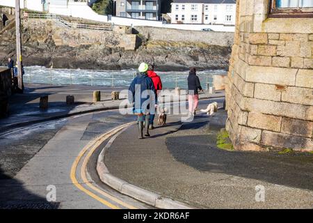 Porthleven,Cornwall,8.. November 2022,die Leute gingen trotz der extrem starken Winde in Porthleven, Cornwall, spazieren. Die Wellen waren etwa 16 Fuß mit rauer See und die Temperatur war 12C, die Vorhersage ist für Regen und starke Winde für heute.Quelle: Keith Larby/Alamy Live News Stockfoto