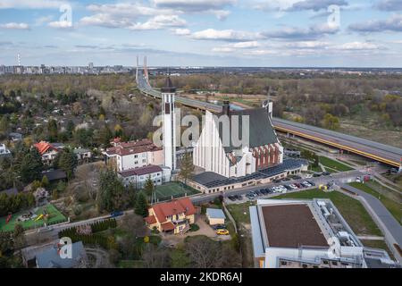 Siekierki Wallfahrtskirche unserer Lieben Frau und Siekierkowska-Route in Warschau, Hauptstadt von Polen Stockfoto