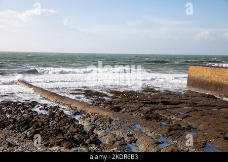 Porthleven,Cornwall,8.. November 2022,die Leute gingen trotz der extrem starken Winde in Porthleven, Cornwall, spazieren. Die Wellen waren etwa 16 Fuß mit rauer See und die Temperatur war 12C, die Vorhersage ist für Regen und starke Winde für heute.Quelle: Keith Larby/Alamy Live News Stockfoto