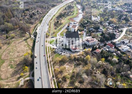 Trasa Siekierkowska Route und Siekierki Heiligtum unserer Lieben Frau in Warschau, Hauptstadt von Polen Stockfoto