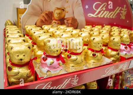 Moskau, Russland, November 2020: Lindt Schokoladen-Teddybären in Goldfolie und mit rotem Herzanhänger werden in einem Supermarkt verkauft. Stockfoto