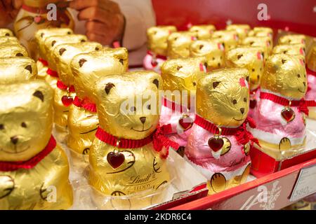 Moskau, Russland, November 2020: Lindt Schokoladen-Teddybären in Goldfolie und mit rotem Herzanhänger werden in einem Supermarkt verkauft. Stockfoto