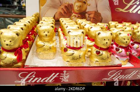 Moskau, Russland, November 2020: Lindt Schokoladen-Teddybären in Goldfolie und mit rotem Herzanhänger werden in einem Supermarkt verkauft. Stockfoto