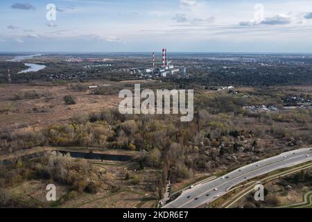 Kraftwerk Siekierki und Jozef Beck Avenue, Teil der Straße Trasa Siekierkowska in Warschau, Polen Stockfoto