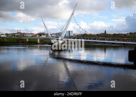 Die Friedensbrücke über den Fluss foyle mit Blick auf das Wasser vom Stadtzentrum derry londonderry Northern ireland uk Stockfoto