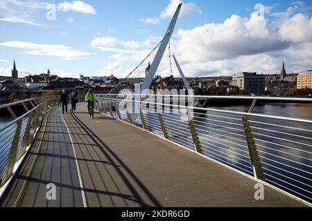 Ein Spaziergang über die Friedensbrücke über den Fluss foyle mit Blick auf das Stadtzentrum von derry londonderry, Nordirland, großbritannien Stockfoto