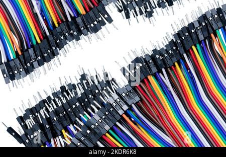 Flachbandkabel oder mehradriges planares Kabel auf weißem Hintergrund. Flachbandkabel mit Stiftsteckern. Mehrfarbiger Flachbandcomputer mit Anschlusskabel. Stockfoto