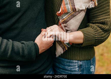 Nahaufnahme eines Paares, das die Hände hält und den Verlobungsring zeigt Stockfoto