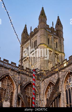 Badewanne Weihnachten Marktstände backdropped durch Bath Abbey. Stockfoto