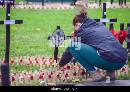 London, Großbritannien. 8.. November 2022. Freiwillige haben vor dem Remembrance Day begonnen, Kreuze mit Mohnblumen auf dem Feld der Erinnerung vor der Westminster Abbey zu Pflanzen. Am 11.. November ehrt der Gedenktag Angehörige der Streitkräfte, die seit Beginn des Weltkriegs 1 in Kriegen und Konflikten ums Leben gekommen sind. Kredit: Vuk Valcic/Alamy Live Nachrichten Stockfoto