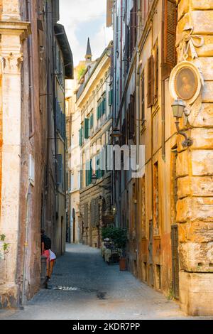 Ruhige Straße im Zentrum von Rom, Italien Stockfoto