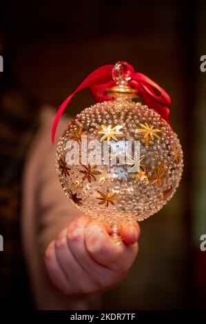 Wunderschöne handgefertigte handgemachte Weihnachtsbaumkugeln aus mundgeblasenem Glas, die auf dem Weihnachtsmarkt in Bath erhältlich sind. Stockfoto