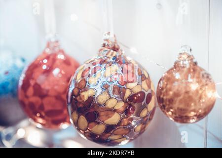 Wunderschöne handgefertigte handgemachte Weihnachtsbaumkugeln aus mundgeblasenem Glas, die auf dem Weihnachtsmarkt in Bath erhältlich sind. Stockfoto