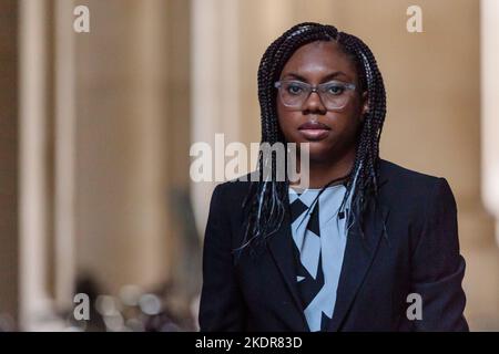 Downing Street, London, Großbritannien. 8.. November 2022. Die Abgeordnete Kemi Badenoch, Staatssekretärin für internationalen Handel und Präsidentin des Handelsausschusses sowie Ministerin für Frauen und Qualitäten, nimmt an der wöchentlichen Kabinettssitzung in der Downing Street 10 Teil. Foto von Amanda Rose/Alamy Live News Stockfoto