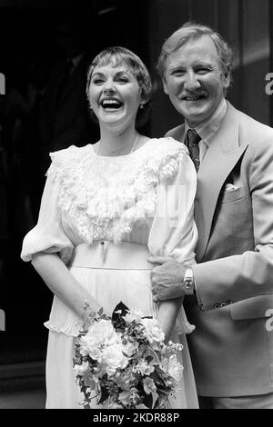 Datei-Foto vom 31/07/82 von der Schauspielerin Leslie Phillips mit der Schauspielerin Angela Scoular im Londoner Savoy Hotel nach ihrer Hochzeit in der Queen's Chapel Herr Phillips starb am Montag im Alter von 98 Jahren. Stockfoto