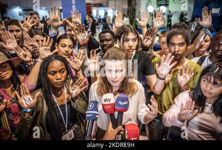 Charm El Scheich, Ägypten. 08.. November 2022. Luisa Neubauer (M), Klimaaktivistin der Fridays for future-Bewegung, spricht auf der UN-Weltklimakonferenz mit Journalisten zusammen mit Aktivisten aus den Ländern der Entwicklungs- und Schwellenländer. In Ägypten verbringen fast 200 Länder zwei Wochen damit, zu verhandeln, wie der Kampf gegen die Klimakrise beschleunigt werden kann. Quelle: Michael Kappeler/dpa/Alamy Live News Stockfoto