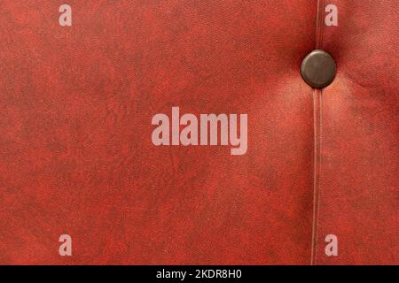 Türpolsterung mit dermantinrot vintage Oberfläche Möbelnagel mit dekorativem Hutelement Innenarchitektur. Stockfoto
