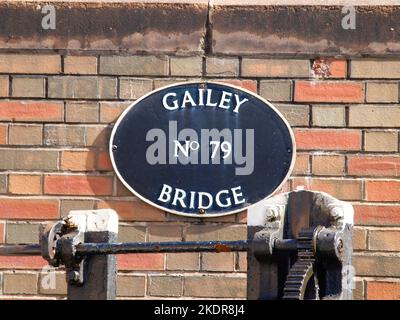 Gusseisernes Schild auf der Gailey Bridge Nr. 79 auf dem Staffordshire and Worcestershire Canal in England, Großbritannien. Stockfoto