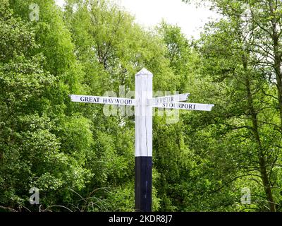 Holzschild in drei Richtungen nach Great Haywood, Chester und Stourport. Das Foto wurde an der Kreuzung von Autherley, wo die Shropshire Union, aufgenommen Stockfoto