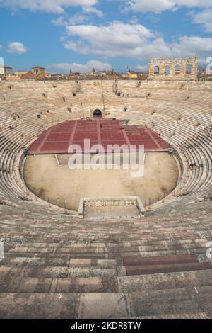 Verona, Italien - 03-04-2022: Das Innere der schönen und gut erhaltenen Arena di Verona Stockfoto