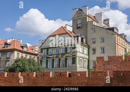 Historische Stadtmauer und Stadthäuser in der Altstadt von Warschau, Hauptstadt von Polen Stockfoto