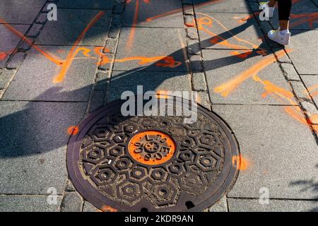 Eine Schachtabdeckung, umgeben von verschiedenen Markierungen, die die Infrastruktur unter dem Boden in New York am Sonntag, dem 30. Oktober 2022, beschreiben. (© Richard B. Levine) Stockfoto