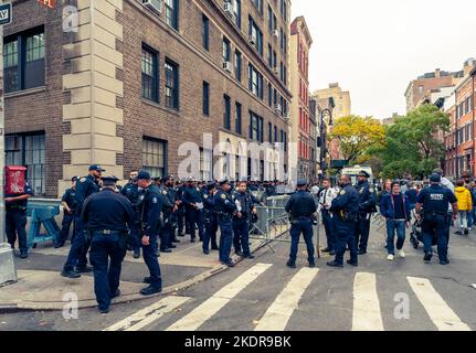 NYPD-Beamte versammeln sich am Montag, den 31. Oktober 2022, im Greenwich Village in New York vor der Greenwich Village Halloween Parade. (© Richard B. Levine) Stockfoto