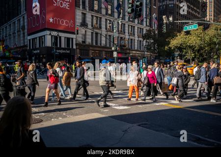 Aktivität im Viertel Herald Square in New York am Mittwoch, den 2. November 2022. (© Richard B. Levine) Stockfoto