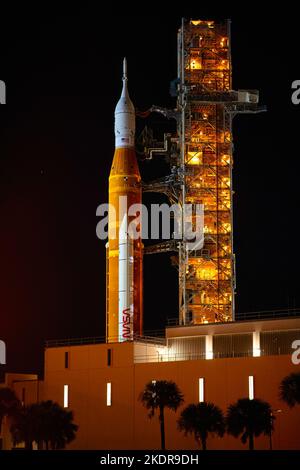 Artemis I-Rakete mit der Raumsonde Orion. Für die NASA-Verwendungshinweise: https://www.nasa.gov/multimedia/guidelines/index.html Stockfoto