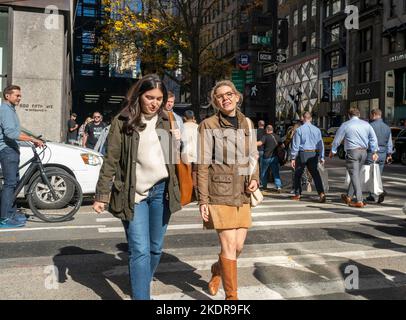 Geschäftiges Midtown Manhattan in New York am Donnerstag, den 27. Oktober 2022. (© Richard B. Levine) Stockfoto