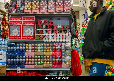 Am Montag, den 24. Oktober 2022, kommt Weihnachten in einem Discounter in Chelsea in New York früh. (© Richard B. Levine) Stockfoto