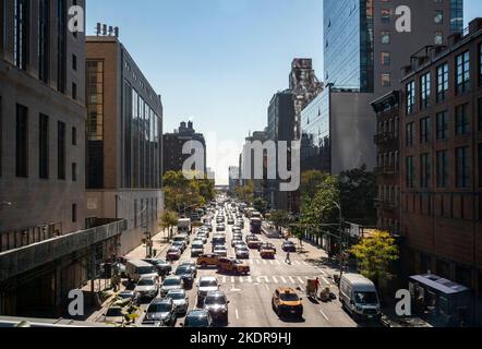 Der Verkehr auf der Tenth Avenue in New York nähert sich am Freitag, dem 21. Oktober 2022, dem Lincoln Tunnel (© Richard B. Levine) Stockfoto