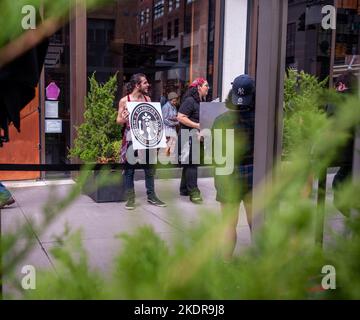 Mitarbeiter von Starbucks, Mitglieder von Workers United und ihre Unterstützer streikend am Mittwoch, den 26. Oktober 2022, im Starbucks Reserve Roastery im New Yorker Stadtteil Chelsea ein. Die Arbeiter streiten über Gesundheits- und Sicherheitsprobleme, einschließlich Bettwanzen und Schimmel in einer Eismaschine, die sie nicht ordnungsgemäß beheben können. (© Richard B. Levine) Stockfoto