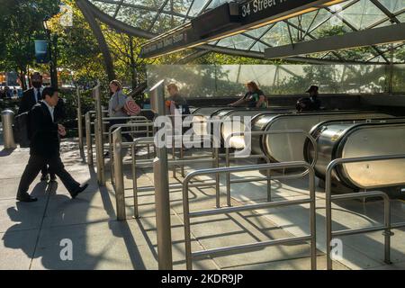 Am Freitag, den 21. Oktober 2022, betreten und verlassen Fahrer das Terminal 34. Street-Hudson Yards auf der 7 Subway Line Extension in New York. (© Richard B. Levine) Stockfoto