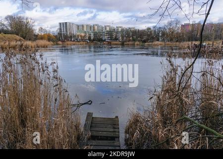 Tongrubenteich im Szczesliwicki Park im Stadtteil Ochota in Warschau, der Hauptstadt Polens Stockfoto