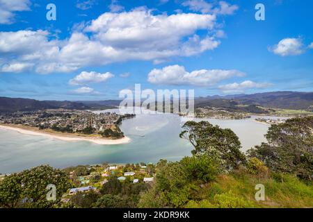 Der Blick vom Mount Paku, Tairua, hinunter auf Pauanui, auf die Coromandel Halbinsel, Neuseeland. Stockfoto