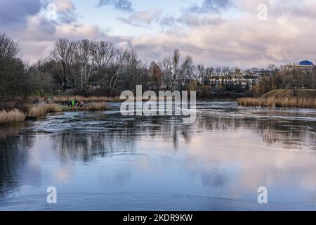Tongrubenteich im Szczesliwicki Park im Stadtteil Ochota in Warschau, der Hauptstadt Polens Stockfoto