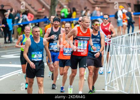 Am Sonntag, den 6. November 2022, passieren Läufer Harlem in New York in der Nähe der 22-Meilen-Marke in der Nähe des Mount Morris Park beim TCS New York City Marathon. Zum ersten Mal seit der Pandemie erlaubte das Rennen internationale Läufer und war bis zu den üblichen 50.000 Teilnehmern. (© Richard B. Levine) Stockfoto