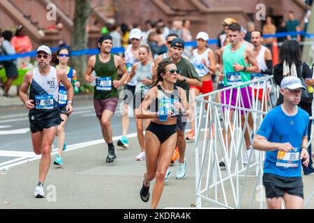 Am Sonntag, den 6. November 2022, passieren Läufer Harlem in New York in der Nähe der 22-Meilen-Marke in der Nähe des Mount Morris Park beim TCS New York City Marathon. Zum ersten Mal seit der Pandemie erlaubte das Rennen internationale Läufer und war bis zu den üblichen 50.000 Teilnehmern. (© Richard B. Levine) Stockfoto