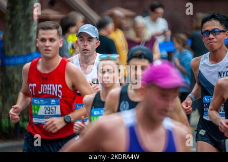 Am Sonntag, den 6. November 2022, passieren Läufer Harlem in New York in der Nähe der 22-Meilen-Marke in der Nähe des Mount Morris Park beim TCS New York City Marathon. Zum ersten Mal seit der Pandemie erlaubte das Rennen internationale Läufer und war bis zu den üblichen 50.000 Teilnehmern. (© Richard B. Levine) Stockfoto