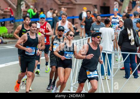 Am Sonntag, den 6. November 2022, passieren Läufer Harlem in New York in der Nähe der 22-Meilen-Marke in der Nähe des Mount Morris Park beim TCS New York City Marathon. Zum ersten Mal seit der Pandemie erlaubte das Rennen internationale Läufer und war bis zu den üblichen 50.000 Teilnehmern. (© Richard B. Levine) Stockfoto