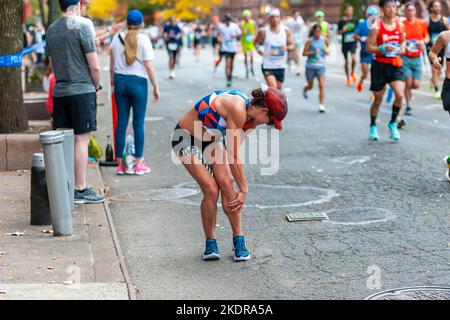 Am Sonntag, den 6. November 2022, passieren Läufer Harlem in New York in der Nähe der 22-Meilen-Marke in der Nähe des Mount Morris Park beim TCS New York City Marathon. Zum ersten Mal seit der Pandemie erlaubte das Rennen internationale Läufer und war bis zu den üblichen 50.000 Teilnehmern. (© Richard B. Levine) Stockfoto