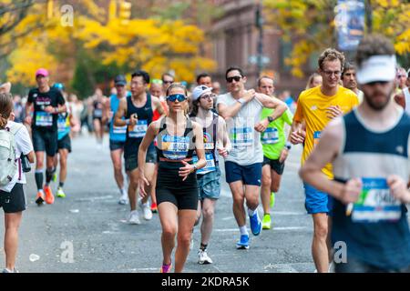 Am Sonntag, den 6. November 2022, passieren Läufer Harlem in New York in der Nähe der 22-Meilen-Marke in der Nähe des Mount Morris Park beim TCS New York City Marathon. Zum ersten Mal seit der Pandemie erlaubte das Rennen internationale Läufer und war bis zu den üblichen 50.000 Teilnehmern. (© Richard B. Levine) Stockfoto