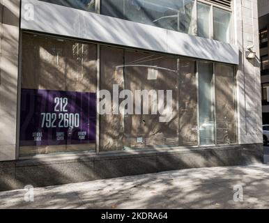 Leerstehende Schaufenster in Chelsea in New York am Freitag, den 4. November 2022. (© Richard B. Levine) Stockfoto