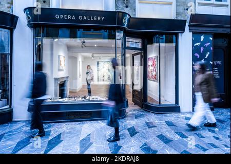 London, Großbritannien. 8.. November 2022. Die Opera Gallery London präsentiert „fur & Feathers“, eine Ausstellung mit neuen Werken von Lita Cabellut, „wo Tierseele und menschliche Figuren zusammenkommen“. Es ist auf ihrer neuen Galerie in der Burlington Arcade vom 9. November - 4. Dezember 2022. Kredit: Guy Bell/Alamy Live Nachrichten Stockfoto