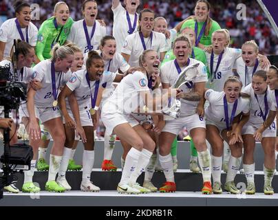 Fileboto vom 31-07-2022 von Leah Williamson und Millie Bright aus England feiern mit der Trophäe. England wird Italien, Südkorea und Belgien spielen, wenn sie im Februar einen zweiten Arnold Clark Cup veranstalten. Die Europameister werden sich am 16. Februar im Stadion MK zunächst Südkorea stellen, dann drei Tage später die Italiener an einem noch nicht bestätigten Veranstaltungsort und drei Tage danach Belgien am Ashton Gate. Ausgabedatum: Dienstag, 8. November 2022. Stockfoto