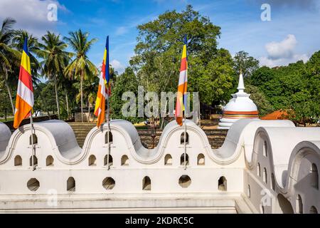 Tempel der Zahnreliquie, berühmter Tempel mit Zahnreliquie des Buddha, UNESCO-Weltkulturerbe, Kandy, Sri Lanka, Asien. Stockfoto