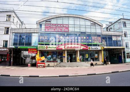 Ryazan, Russland - 12. Juli 2022: Blick auf das Ryazan Trading House Sonata an einem sonnigen Sommertag Stockfoto