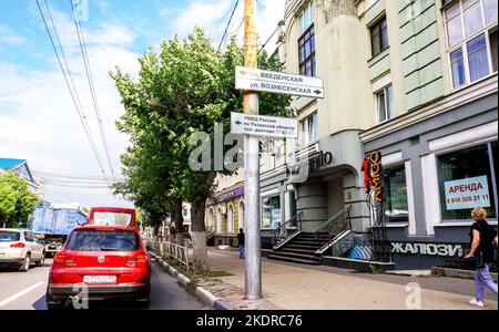 Rjasan, Russland - 12. Juli 2022: Blick auf die Rjasan-Straße an einem sonnigen Sommertag Stockfoto