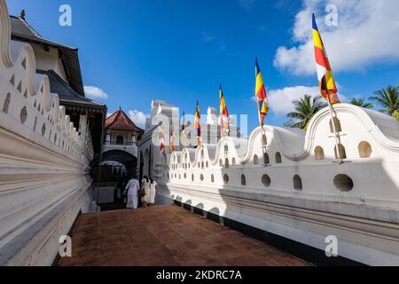 Tempel der Zahnreliquie, berühmter Tempel mit Zahnreliquie des Buddha, UNESCO-Weltkulturerbe, Kandy, Sri Lanka, Asien. Stockfoto